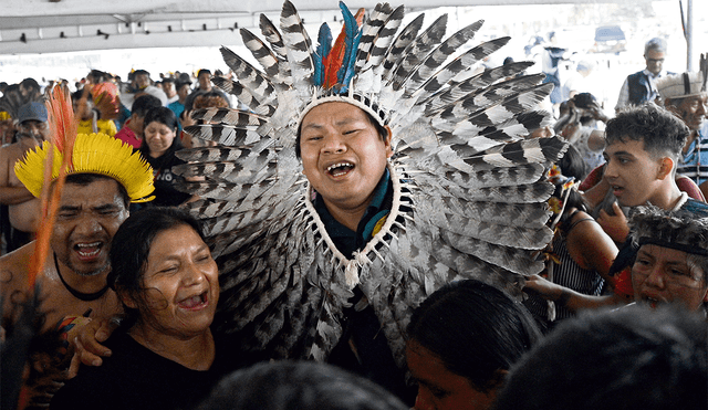 Celebran. Indígenas de la etnia xokleng se reunieron e Brasilia para escuchar la sentencia. Foto: EFE