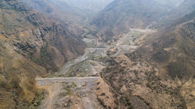 Sin avance. Construcción de diques en quebrada San Idelfonso se afectó por invasiones. Foto: cortesía