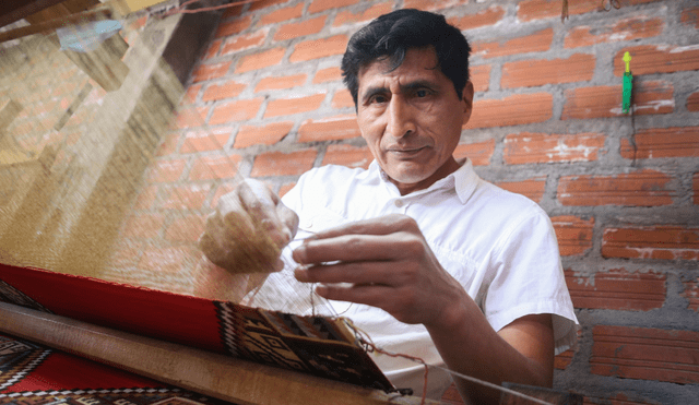 Manos a la obra. El maestro Edwin Sulca en su taller ubicado en el barrio Yurac Yurac de la ciudad de Huamanga, Ayacucho. Foto: Claudia Alva