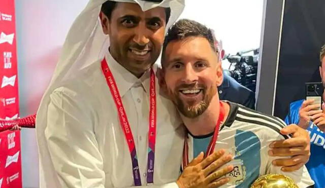Lionel Messi siendo felicitado por Al-Khelaïfi tras ganar el Mundial de Qatar con la selección argentina. Foto: X/@SVargasOK