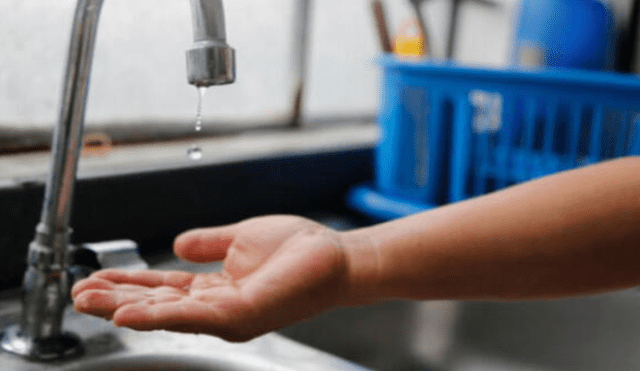 Corte de agua. Sedapal anunció que el servicio de agua se restablecería cuando culminen las labores de manteamiento. Foto: Sedapal