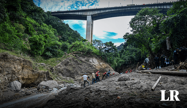 Socorristas efectúan labores de búsqueda en el asentamiento Dios es Fiel, bajo el puente El Naranjo. Foto: composición LR/AFP. Video: AFP