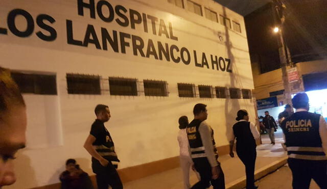 Algunos trabajadores de salud se encuentran fuera del establecimiento. Foto: La República