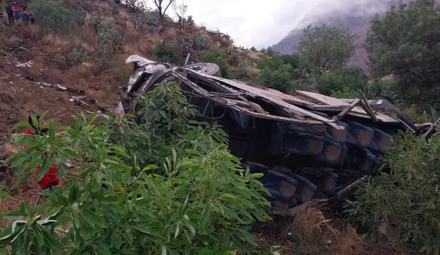 El vehículo cayó cerca al río Mantaro. Foto: Andina