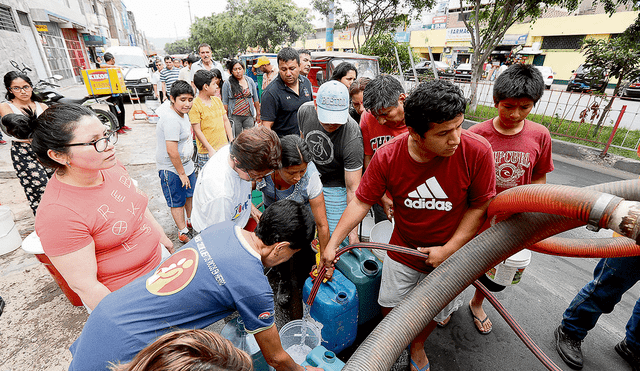 Urgente. Autoridades piden informar cómo será la suspensión del servicio de agua para prevenir caos en los distritos. Habrá abastecimiento en puntos fijos. Foto: La República