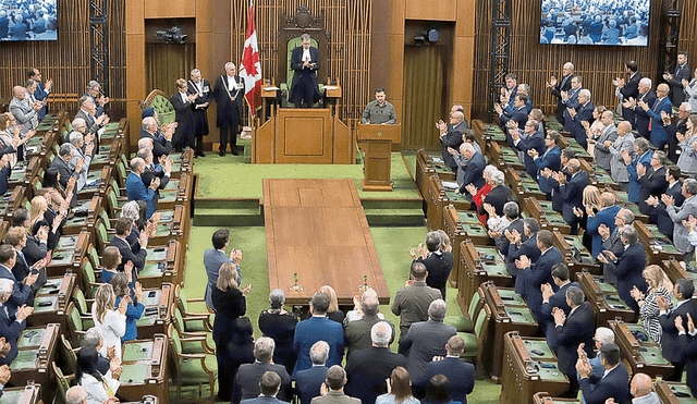Despistados. Luego de ovacionar a Volodimir Zelenski, los parlamentarios canadienses aplaudieron al criminal nazi. Foto: difusión