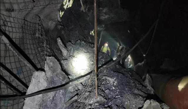 La Policía contiúa las labores de rescate de los cuerpos en la mina Simsa. Foto:  Chanchamayo.noticias en red