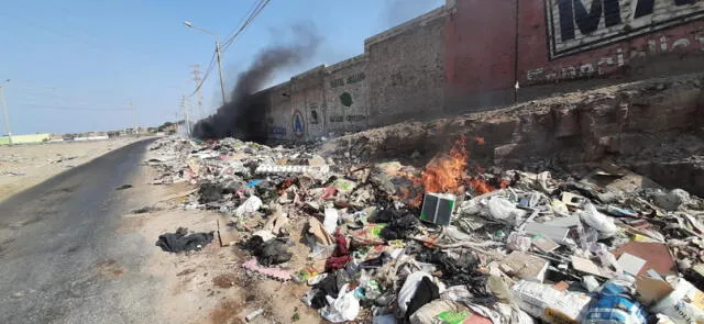 Calles están invadidas por basura con fuego. Foto: Carlos Vásquez/La República