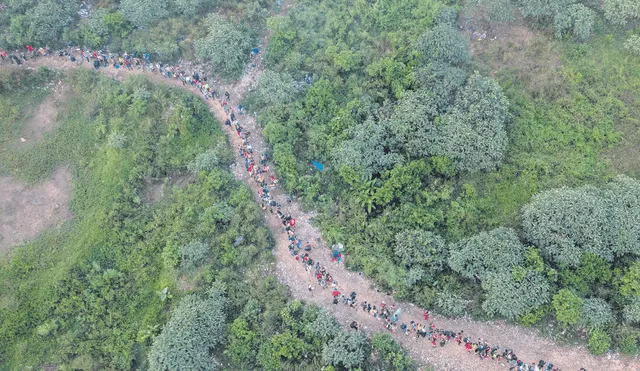La larga marcha. Foto aérea de los inmigrantes que cruzan los caminos de la selva del Darién entre Colombia y Panamá. Foto: EFE