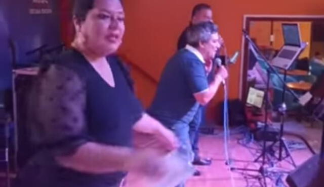 Arturo Fernández cantó junto con orquesta de local. Foto y video: Arturo Fernández - Alcalde de Trujillo