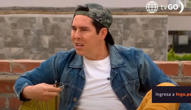 Joel le ofreció una caja de cerveza a 'Tito' para que no esté en el almuerzo. Foto: captura de América TV