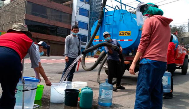 Los camiones cisterna abastecerán a centros de salud, colegios y demás locales comunitarios. Foto: Andina