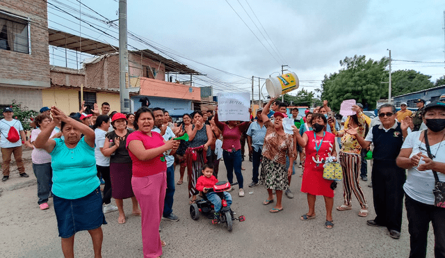 Vecinos salieron a reclamar con sus baldes vacíos. Foto: Maribel Mendo / URPI-LR