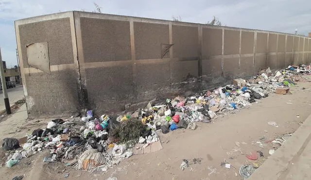 Residuos se acumulan en los exteriores del colegio San José de Chiclayo. Foto: La República