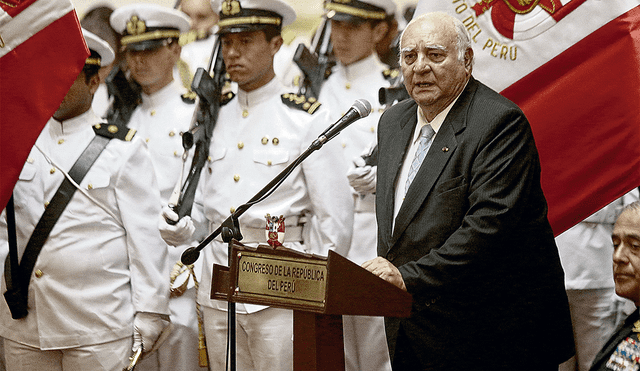 Vicealmirante. Luis Giampetri fue un oficial de la Marina que se involucró en la política. Foto: La República