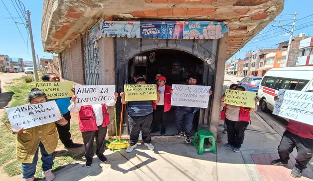 Bloquearon vías. Decenas de transportistas protestan por inicio de investigaciones.  Foto: La República