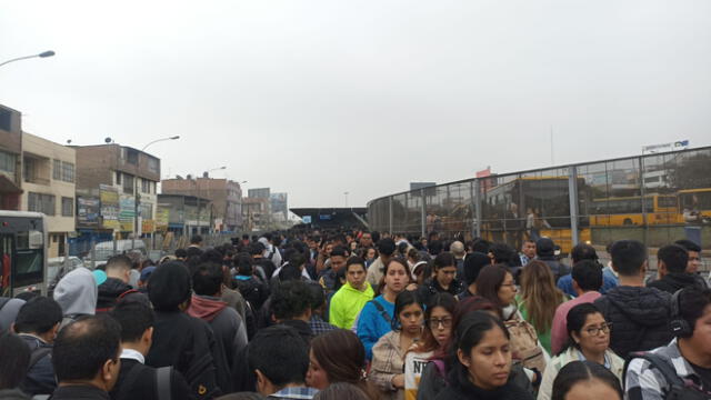 Usuarios esperan más de 30 minutos en la estación Naranajal. Foto: Rutbel Enrique/ cortesía  para La República