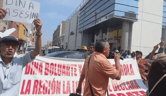 Ciudadanos cargan carteles de protesta contra Dina Boluarte. Foto y video: N60/Facebook
