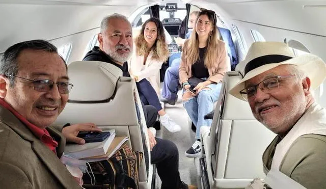 La parlamentaria junto a su padre y dueños de otras universidades en el jet privado. Foto: La Encerrona