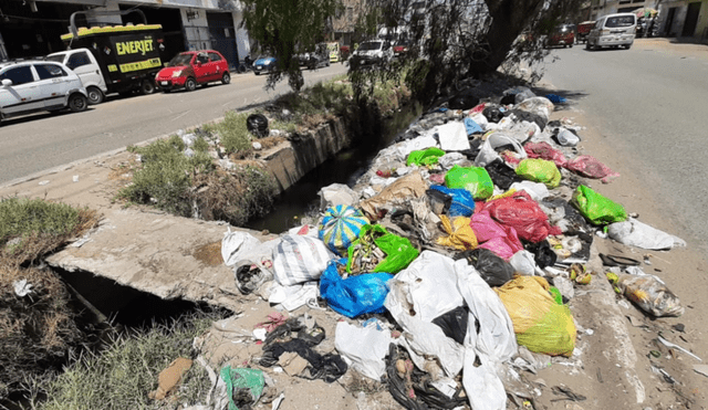 Sucio. Residuos rodean el canal Cois que atraviesa la cuadra 13 de la avenida Augusto B. Leguía.