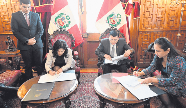 Firma. Alejandro Soto y Marisol Espinoza el día en que se celebró la entrega del predio. Foto: difusión