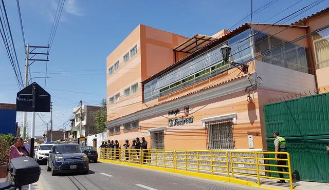 Resguardo. Policías realizan investigación en colegio St Andrew ante denuncia de ataque sexual a menor de tres años.