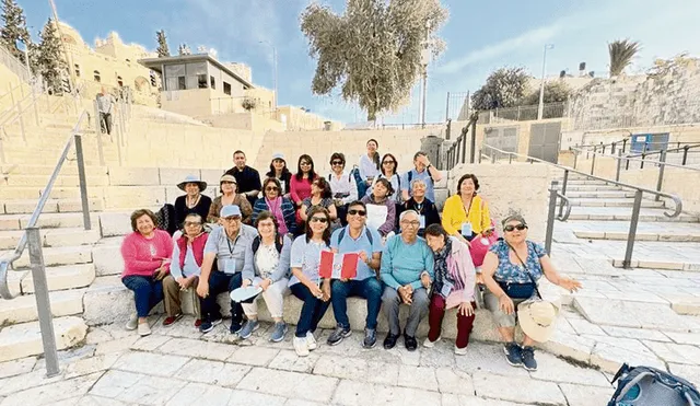 Están varados. Grupo de peregrinos que salieron de Arequipa con apoyo del Arzobispado para conocer la Tierra Santa. Foto: difusión