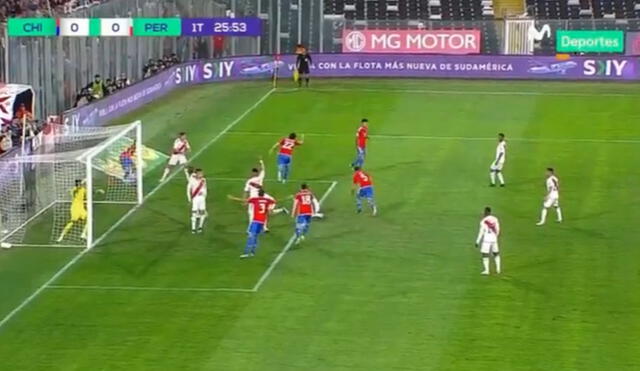 Chile anotó el 1-0, pero se lo anularon porque el balón salió del campo. Foto: captura Movistar | Video: Movistar Deportes