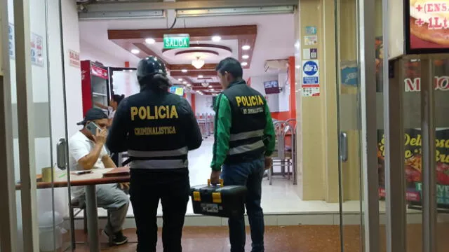 Policías llegaron al chifa donde los hampones asaltaron a comensales y propietarios. Foto: cortesía