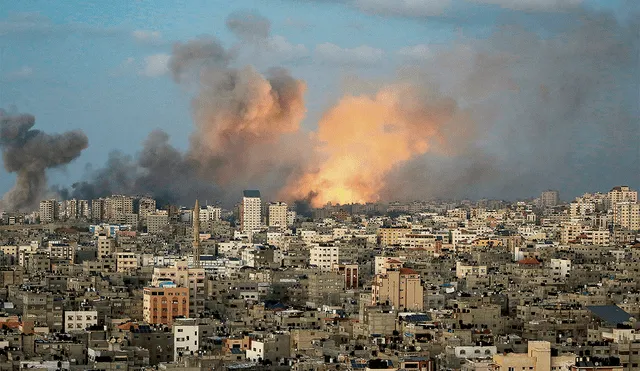 El dato. Torres con cientos de departamentos fueron demolidas por el bombardeo israelí en la ciudad de Gaza, donde miles de habitantes abandonaron la ciudad sin un destino fijo. Foto: EFE