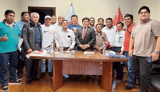 Encuentros. Izquierda, el congresista José Pazo Nunura con el dirigente pesquero Hilton Guerrero, investigado por tráfico de especies marinas, en reunión de trabajo. Foto: difusión