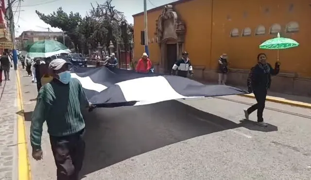 Familiares de víctimas de protestas marcharon con una bandera negra por la ciudad de Juliaca. Pidieron justicia. Foto: La República