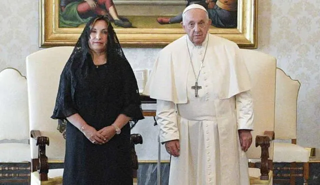 Dina Boluarte logró reunirse con el Papa Francisco. Foto: AFP