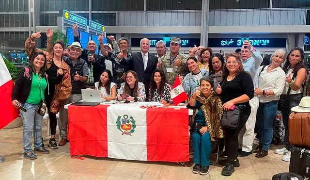 Más de 50 compatriotas en el aeropuerto de Tel Aviv. Ellos fueron trasladados a Perú. Foto: Cancillería