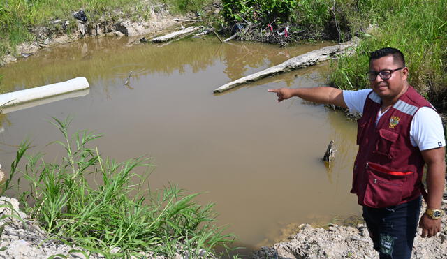 Funcionario del municipio de Requena muestra el bajo nivel de la quebrada que los abastece de agua. Foto: John Reyes - La República