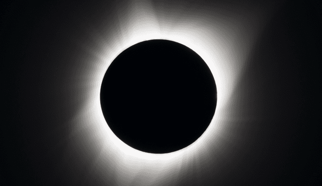 Durante un eclipse solar total, la Luna cubre casi totalmente al Sol. Foto: NASA