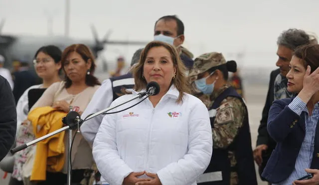 En el avión presidencial, junto a Dina Boluarte, llegaron 25 peruanos desde Israel. Foto: Fotos: Carlos Félix/La República - Video: Canal N