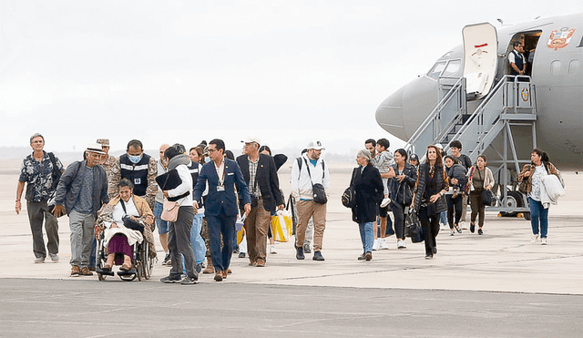 Repatriados. Mandataria Dina Boluarte regresó con un grupo de peruanos que estaban en calidad de transeúntes, turistas y estudiantes en Israel. Foto: Félix Contreras/La República