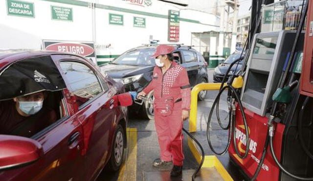 El precio de referencia de la gasolina premium pasó de S/10,63 a S/9,93 el galón. Foto: Andina