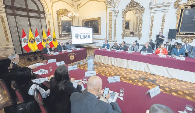 Lo aplauden. López Aliaga estuvo rodeado de alcaldes y congresistas de Renovación Popular. Foto: difusión