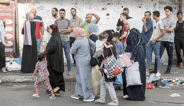 Éxodo. Son miles las familias que buscan llegar al lado egipcio huyendo de la guerra y el hambre que golpean a Gaza. Foto: EFE