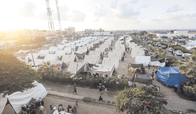 Desplazados. Miles de refugiados procedentes de Gaza se instalaron en campamentos temporales vecinos a la frontera con Egipto, que no los deja pasar. Foto: EFE