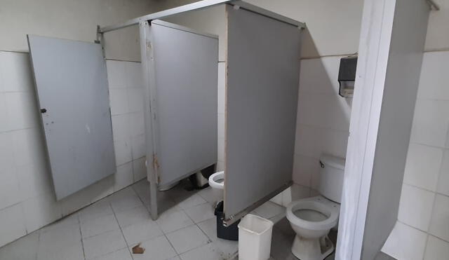 Estructuras dañadas y falta de limpieza en los baños. Foto: Carlos Vásquez/La República
