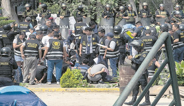 Los manifestantes que llegaron de las ciudades peruanas a Lima, ingresaron sin permiso a los claustros universitarios. Foto: La República
