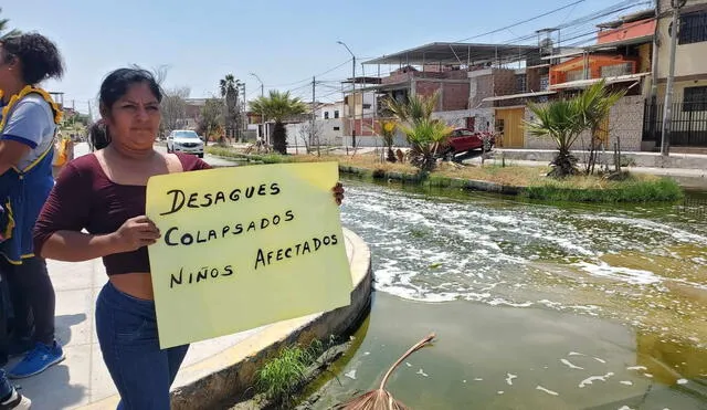 Padres de familia exigen a las autoridades solución al problema de aguas estancadas. Foto: Almendra Ruesta/URPI-LR