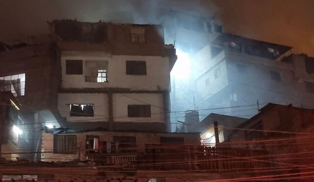 La falta de agua impidió apagar el fuego. Bomberos solicitaron una cisterna de Sedapal. Foto: Mirian Torres / La República