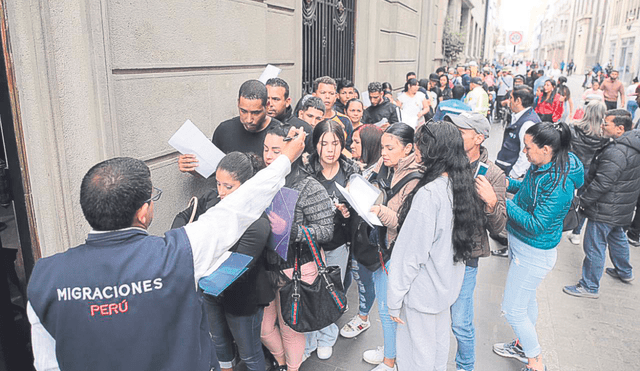 En trámite. En los últimos días, los locales de Migraciones lucen abarrotados. Hay colas y también más consultas vía online.  Foto: John Reyes/La República