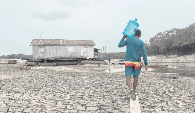 Tierra seca. Un pescador brasileño carga un botellón de agua potable en medio del río seco. Foto: difusión