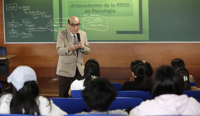 Vicedecano Carlos López en charla en la Facultad de Psicología de la UPCH. Foto: Félix Reátegui - La República