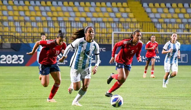 Argentina debutó en los Juegos Panamericanos 2023 ante Costa Rica en la categoría de fútbol femenino. Foto: EFE